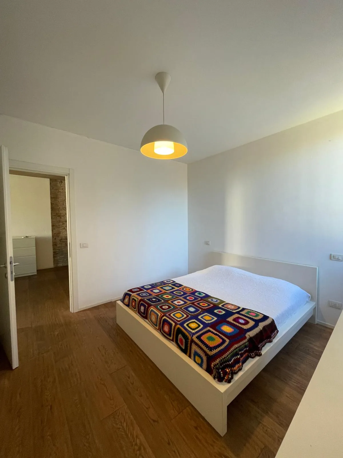 Appartamento ristrutturato con travi a vista in palazzo d'epoca — foto 4