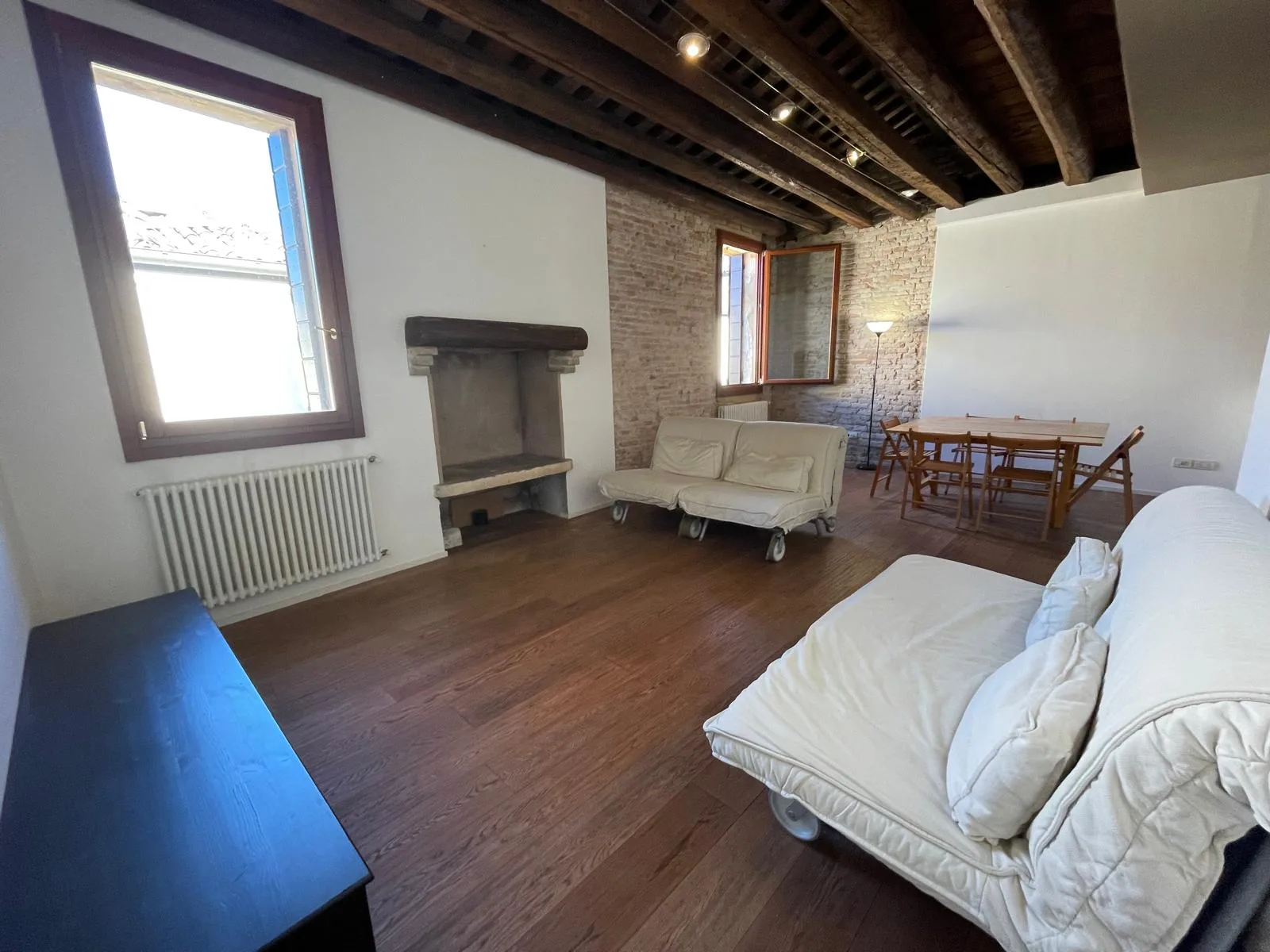 Appartamento ristrutturato con travi a vista in palazzo d'epoca — foto 7