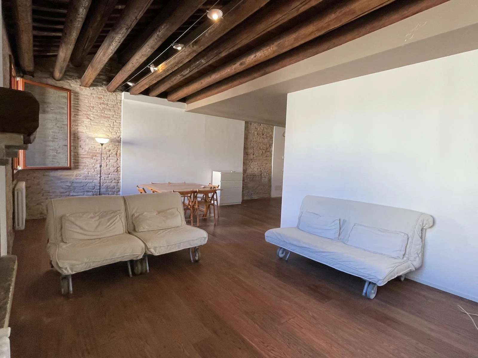 Appartamento ristrutturato con travi a vista in palazzo d'epoca — foto 8