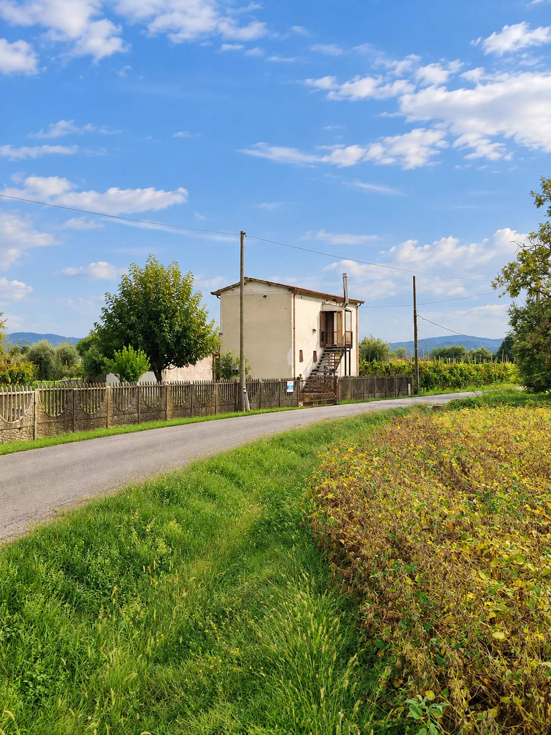 CASA SINGOLA IMMERSA NEL VERDE CON PROGETTO APPROVATO