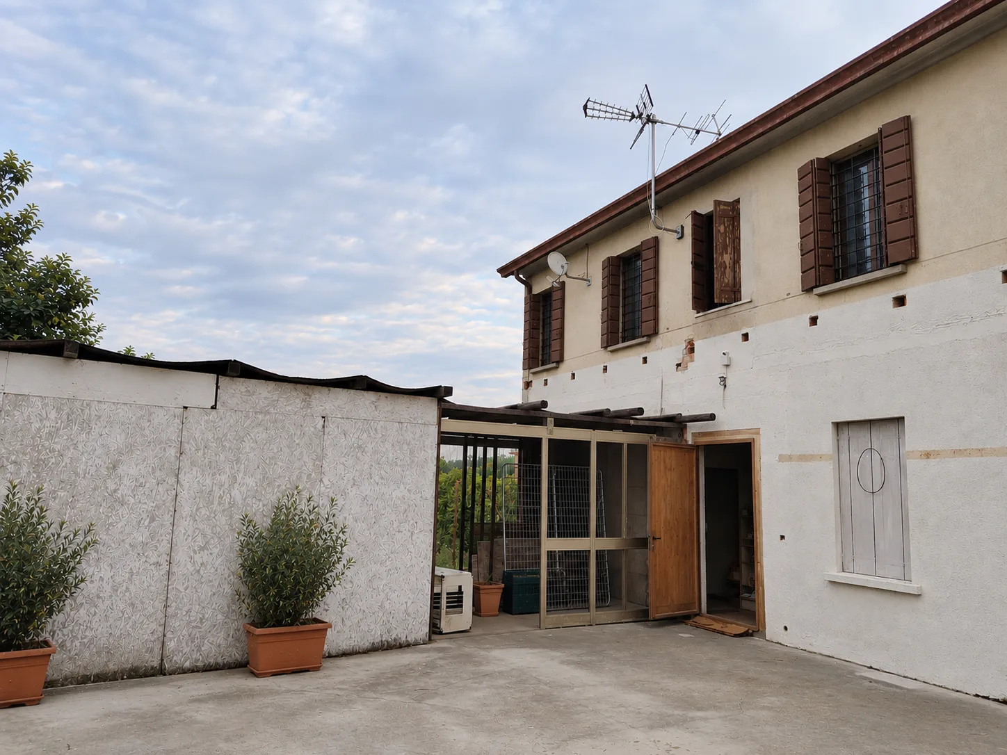 CASA SINGOLA IMMERSA NEL VERDE CON PROGETTO APPROVATO — foto 3