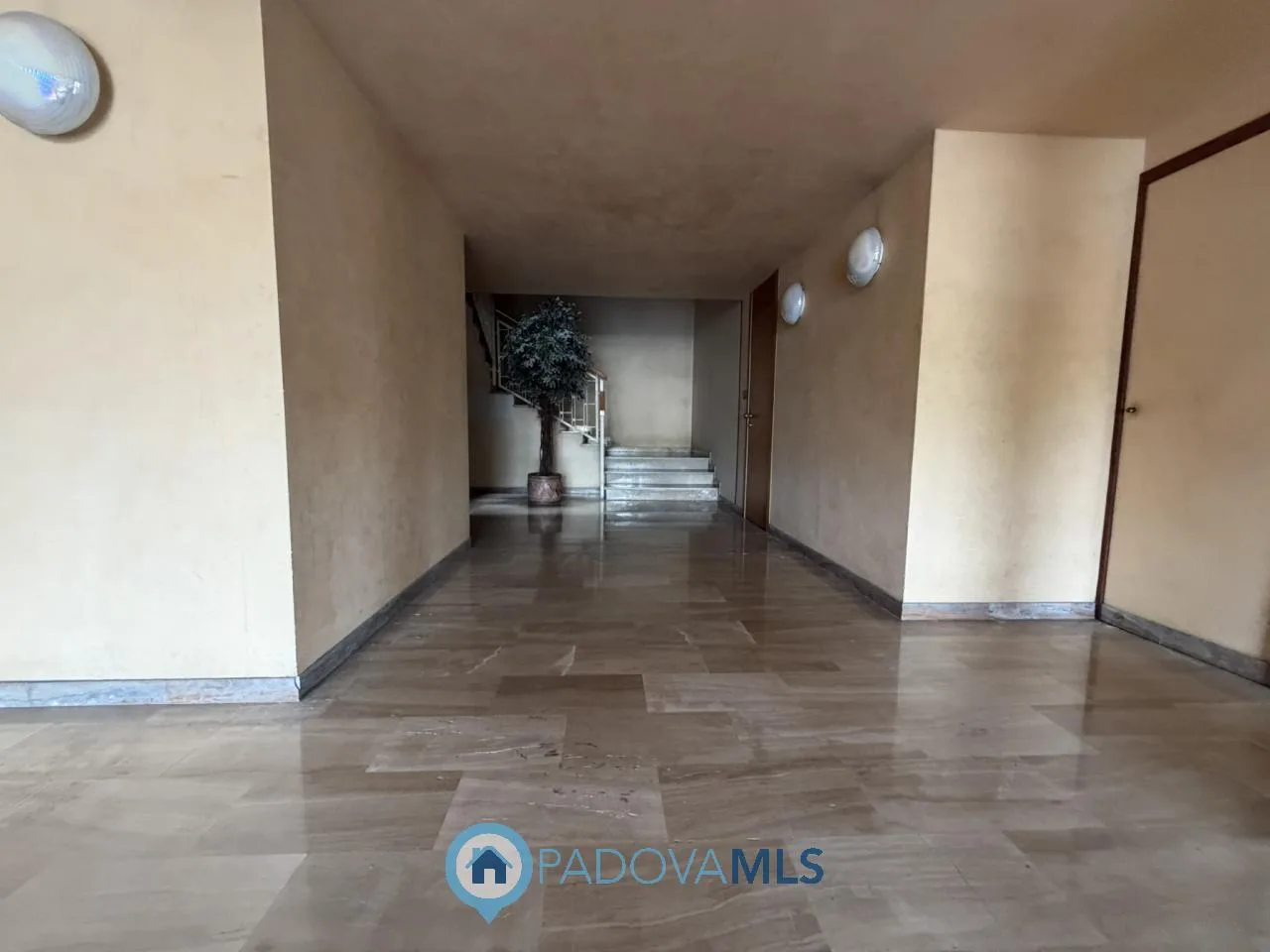 AMPIO APPARTAMENTO DI 190 MQ CON TERRAZZO, GARAGE E CANTINA ZONA SANTA RITA (PD) — foto 2