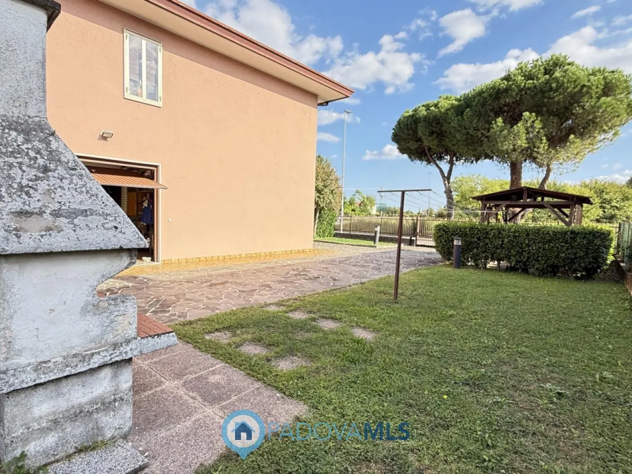 CASA SINGOLA CON AMPIO SCOPERTO A MONTA' (PD)