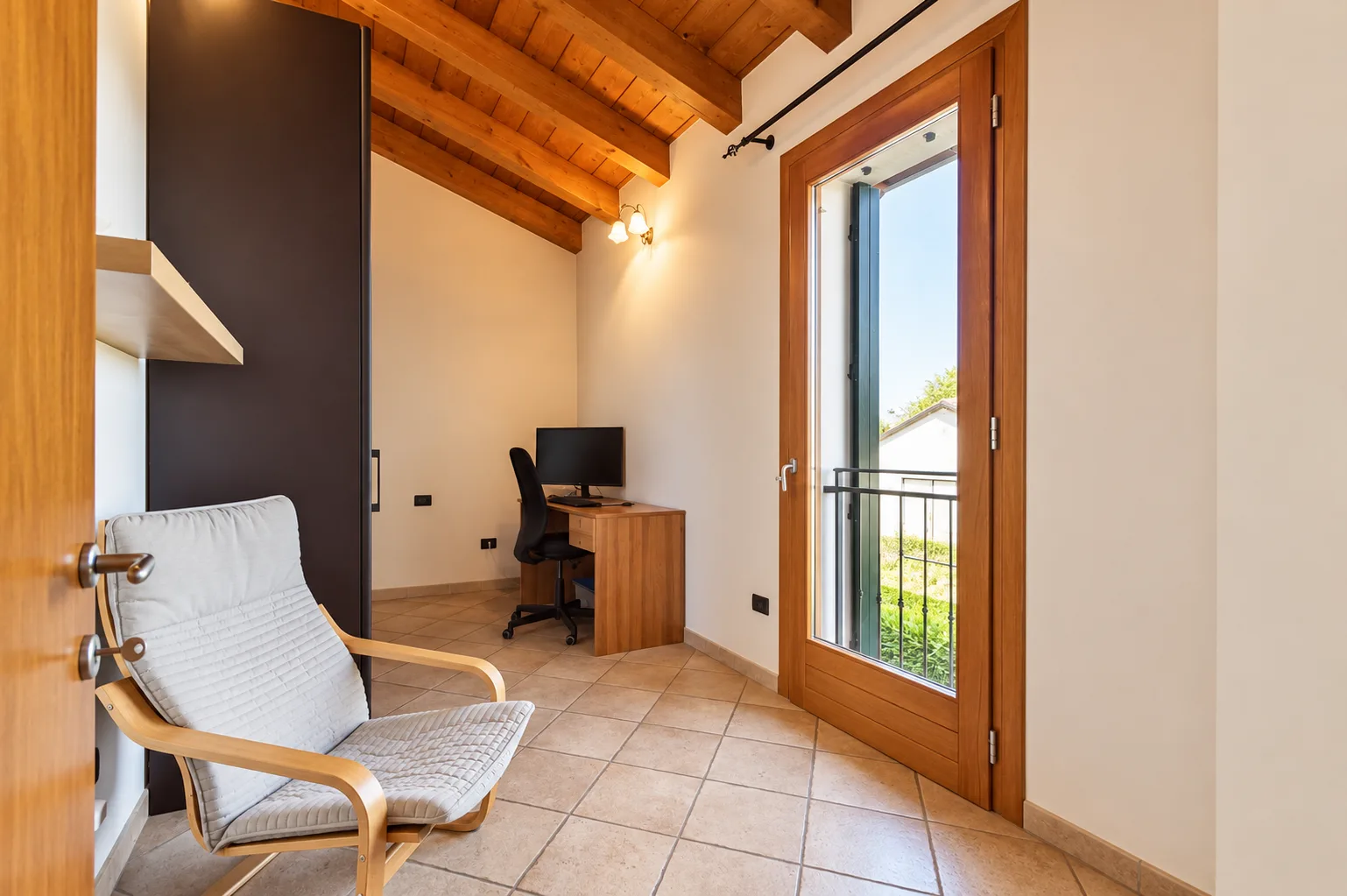 CASA SINGOLA CON AMPIO GIARDINO E TERRENO ANNESSO  — foto 12