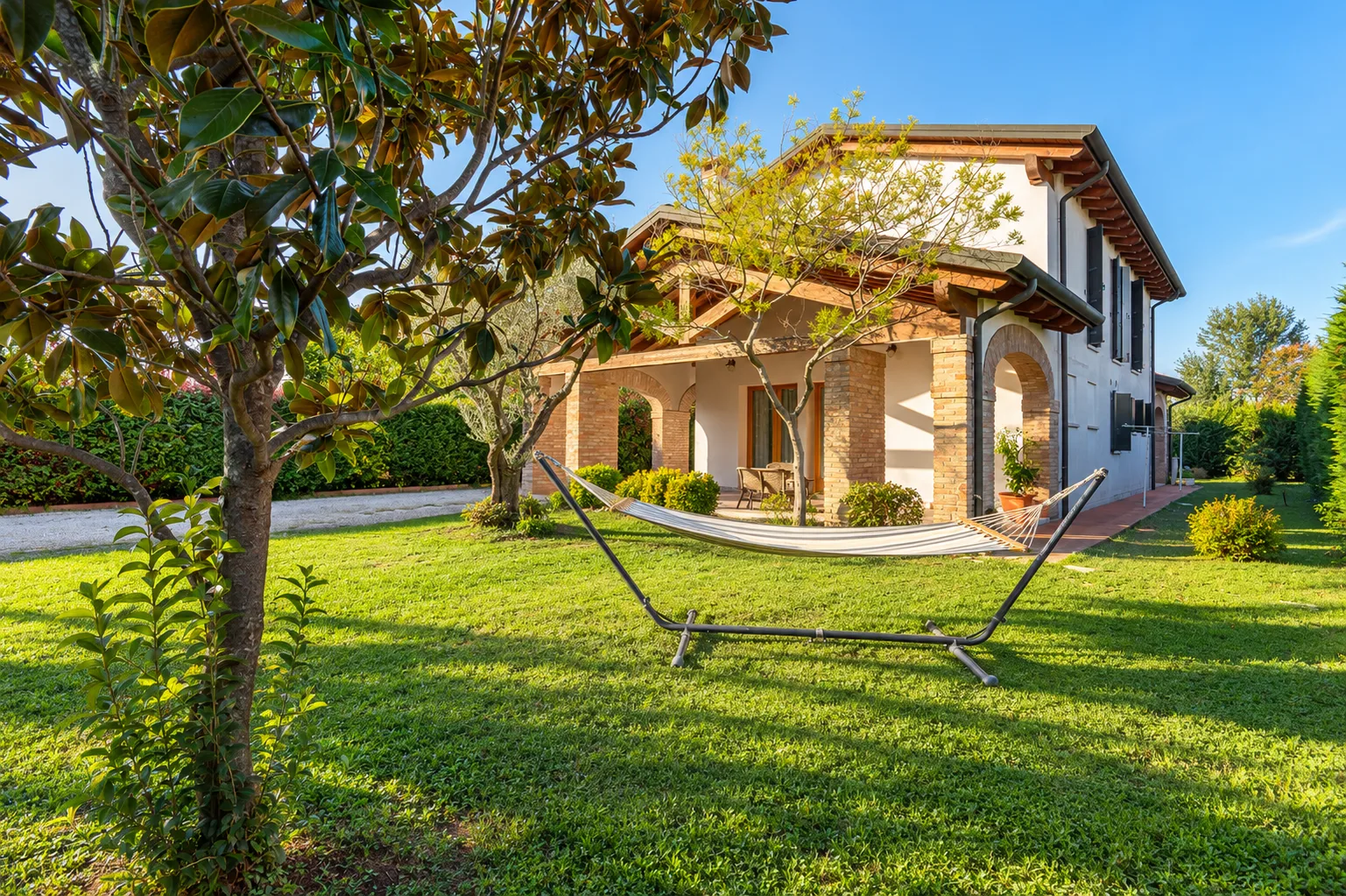 CASA SINGOLA CON AMPIO GIARDINO E TERRENO ANNESSO