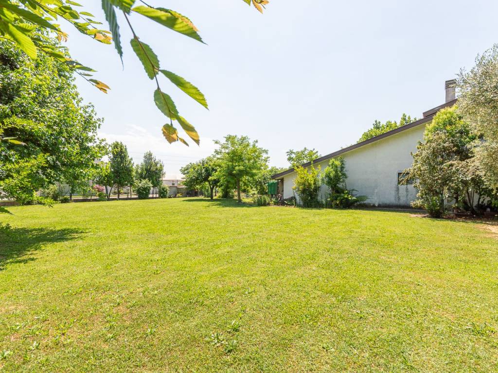 CASA DI CAMPAGNA IMMERSA IN UN'OASI DI 2000 MQ DI VERDE — foto 32