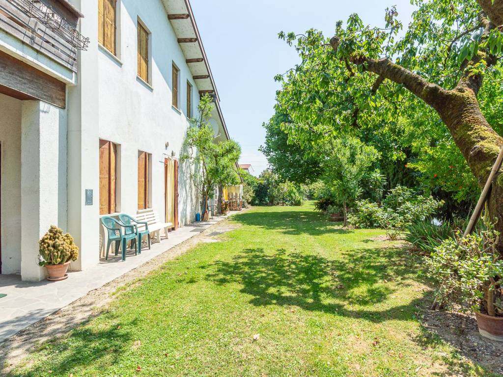 CASA DI CAMPAGNA IMMERSA IN UN'OASI DI 2000 MQ DI VERDE — foto 36